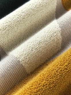 Baumwoll-Kissenhülle Nomi mit abstrakter Verzierung