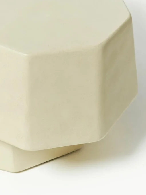 Beton-Couchtisch Staffa in organischer Form