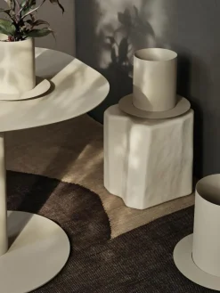 Beton-Sitzhocker Staffa in organischer Form