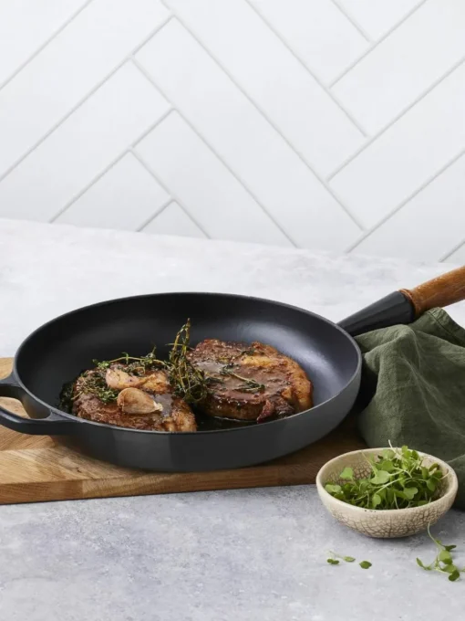 Bratpfanne Signature Collection aus Gusseisen mit Holzgriff