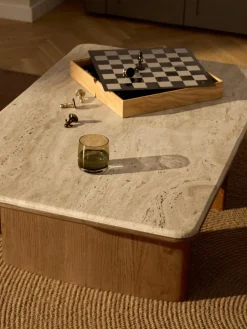 Couchtisch Chandler aus Eichenholz mit Travertinplatte
