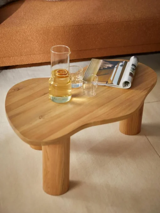 Couchtisch Didi aus Eichenholz in organischer Form