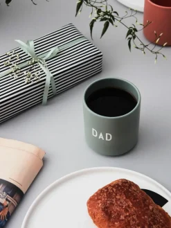 Design Becher Favourite DAD/LOVE mit Schriftzug auf Vorder- & Rückseite