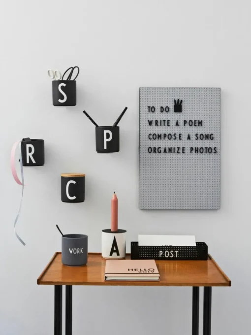 Design Becher Favourite WORK mit Schriftzug