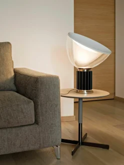 Dimmbare LED-Tischlampe Taccia Small, mundgeblasen