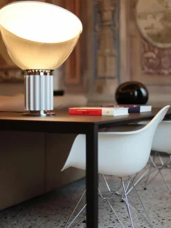 Dimmbare LED-Tischlampe Taccia aus Glas, mundgeblasen