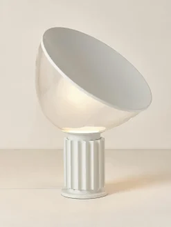 Dimmbare LED-Tischlampe Taccia Small, mundgeblasen