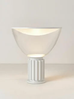 Dimmbare LED-Tischlampe Taccia Small, mundgeblasen