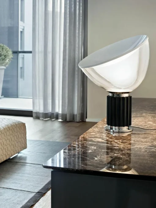 Dimmbare LED-Tischlampe Taccia Small, mundgeblasen