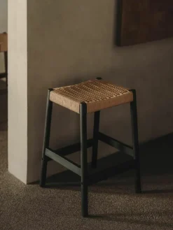 Eichenholz-Thekenhocker Yalia mit geflochtener Sitzfläche