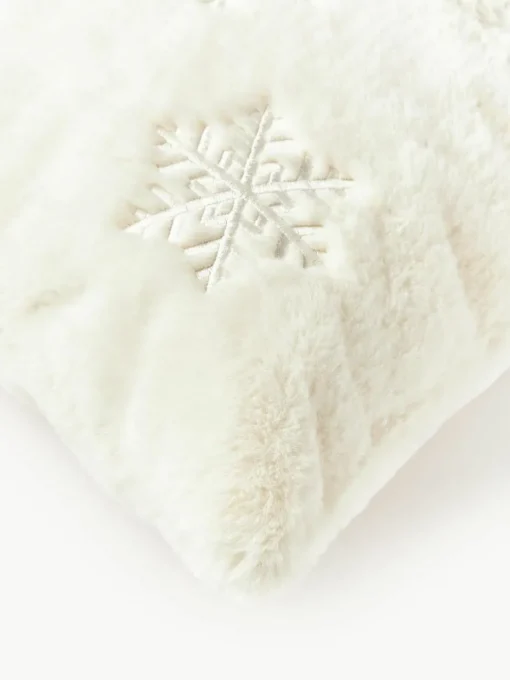 Flauschige Kissenhülle Nari mit winterlichem Motiv