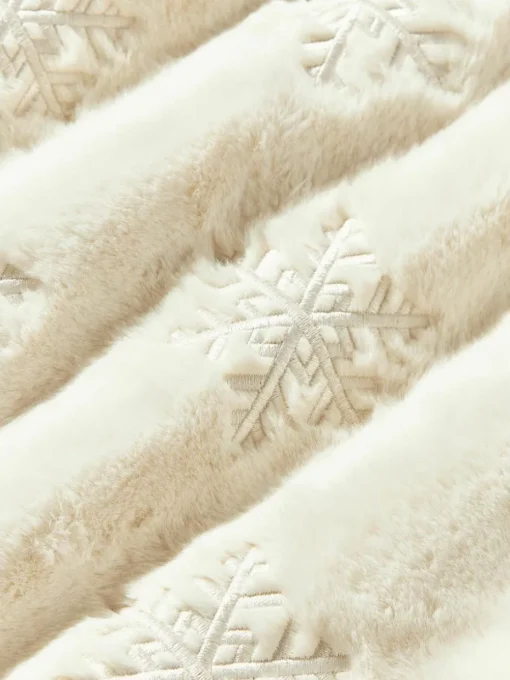 Flauschige Kissenhülle Nari mit winterlichem Motiv