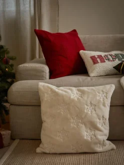 Flauschige Kissenhülle Nari mit winterlichem Motiv