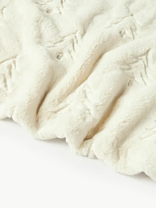 Flauschige Kuscheldecke Nari mit winterlichem Motiv