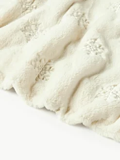 Flauschige Kuscheldecke Nari mit winterlichem Motiv