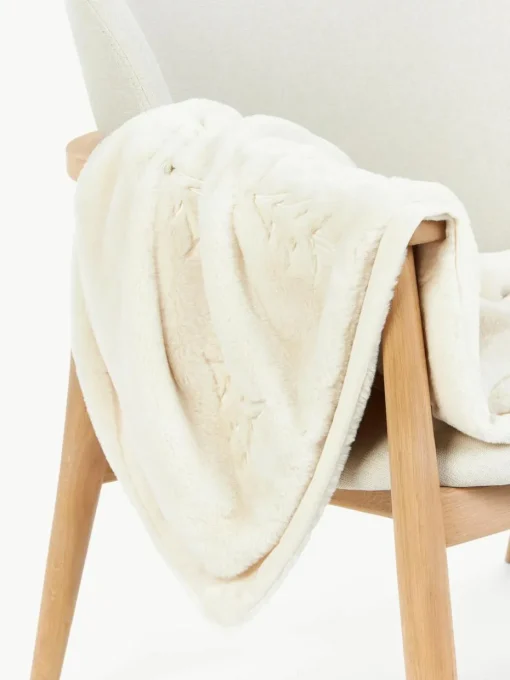 Flauschige Kuscheldecke Nari mit winterlichem Motiv