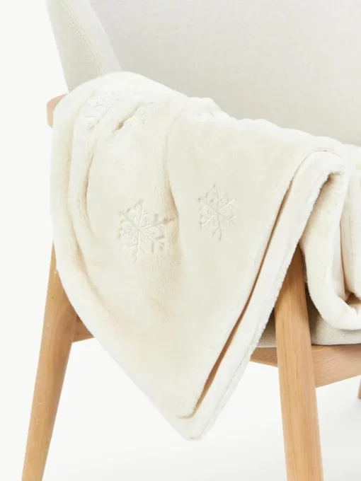 Flauschige Kuscheldecke Nari mit winterlichem Motiv