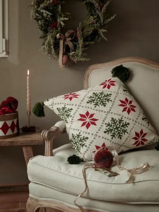 Gestrickte Kissenhülle Starry mit Weihnachtsmotiv