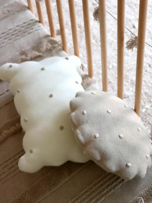 Handbesticktes Baumwoll-Kuschelkissen Biscuit