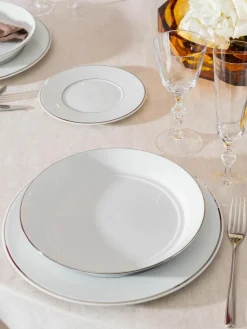 Handgefertigte Frühstücksteller Vitruv aus Porzellan mit handgemaltem Platinrand, 2 Stück