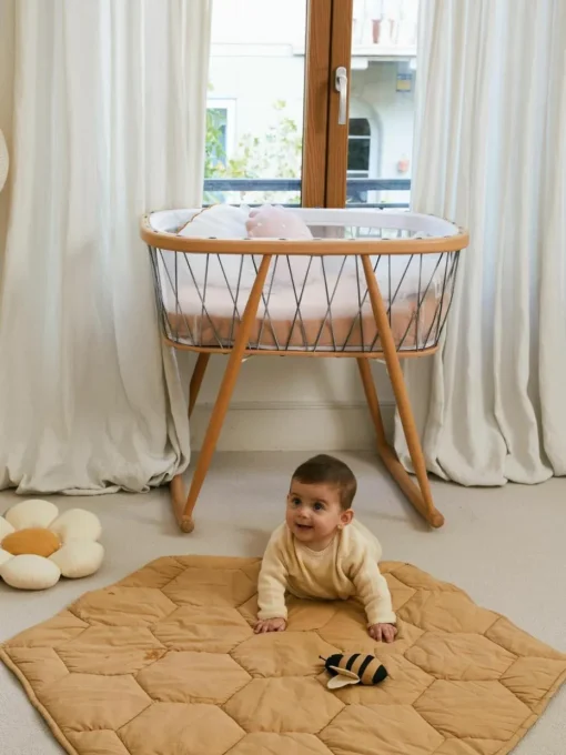 Handgefertigte Spielmatte Honeycomb mit Rasselspielzeug