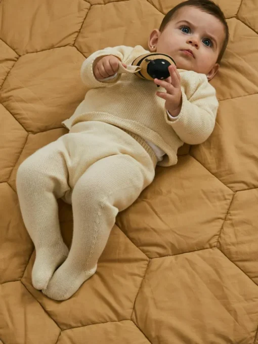 Handgefertigte Spielmatte Honeycomb mit Rasselspielzeug