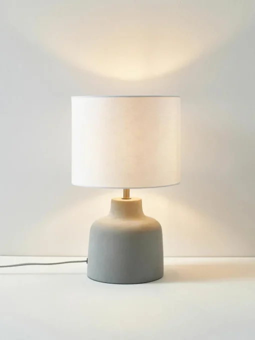 Handgefertigte Tischlampe Ike mit Betonfuß