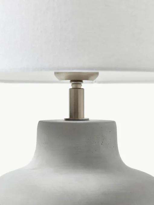 Handgefertigte Tischlampe Ike mit Betonfuß
