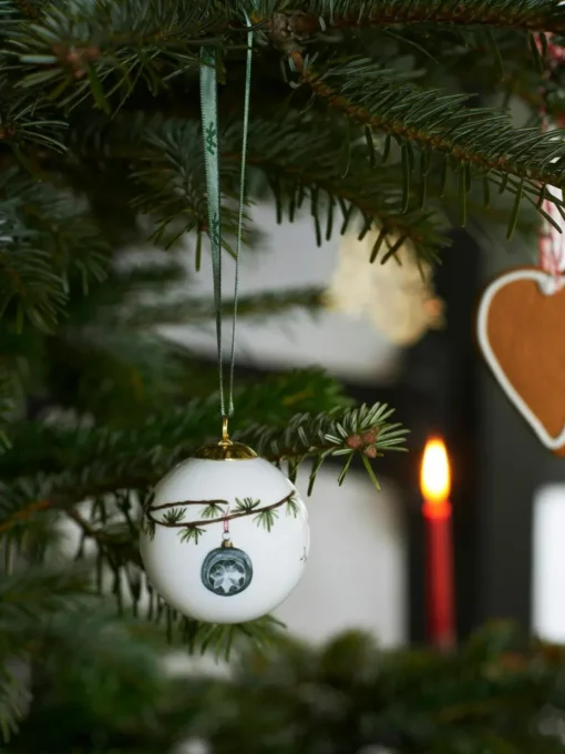 Handgefertigte Weihnachtskugel Hammershøi aus Porzellan