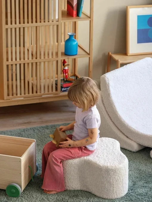 Handgefertigter Kinder-Pouf Cloud aus Teddy