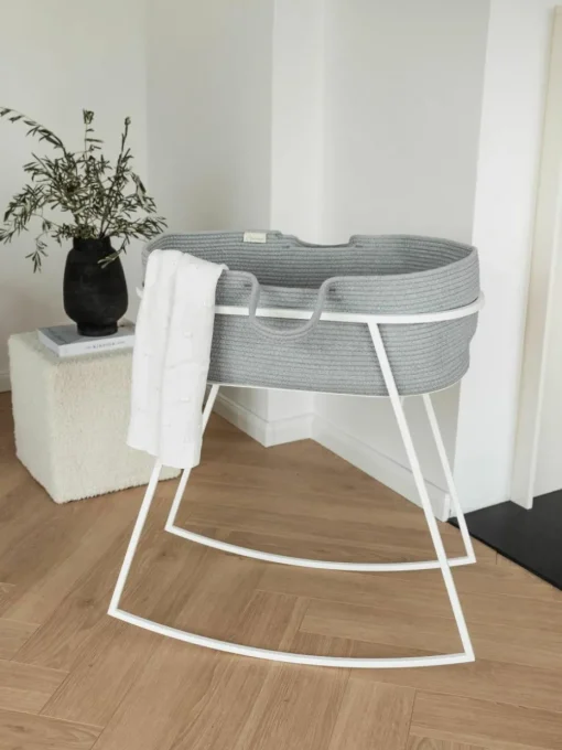 Handgefertigter Moseskorb Robe