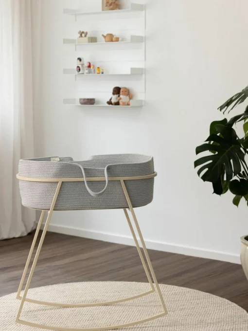 Handgefertigter Moseskorb Robe