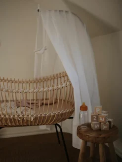 Handgefertigtes Stubenbett Lola aus Rattan