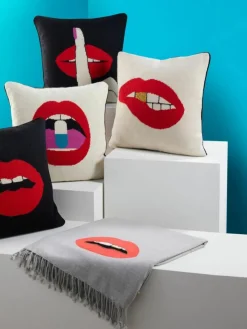 Handgefertigtes Woll-Dekokissen Lips Bitten