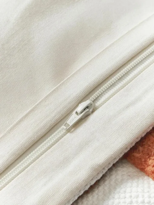 Handgetuftete Kissenhülle Malu mit Verzierungen