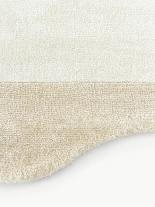 Handgewebter Viskoseteppich Wavy mit welligem Rand