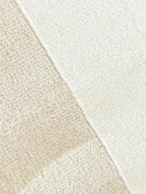 Handgewebter Viskoseteppich Wavy mit welligem Rand