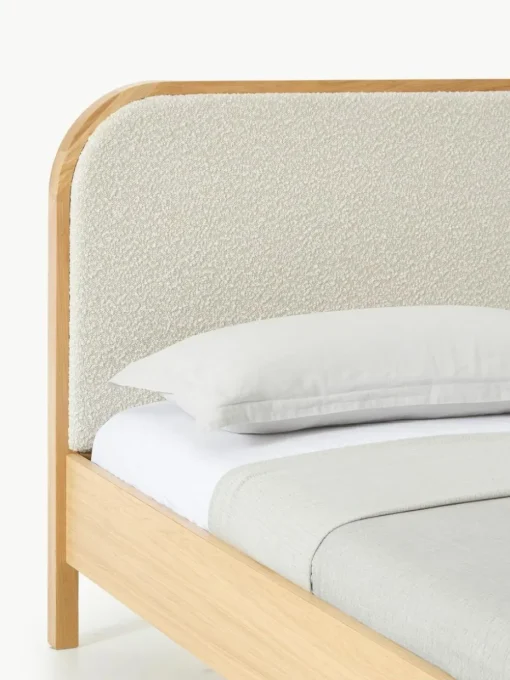 Holzbett Jones mit Kopfteil aus Bouclé