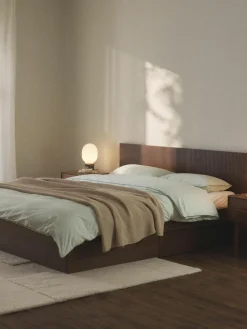 Holzbett Sato mit Schubladen und Kopfteil