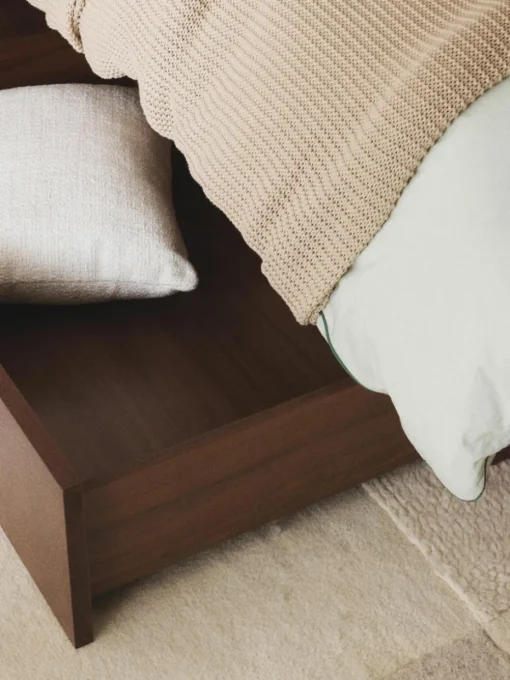 Holzbett Sato mit Schubladen und Kopfteil
