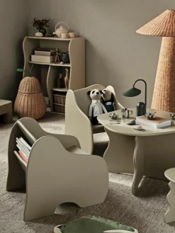 Holz-Loungekinderstuhl Slope mit Bücherregal