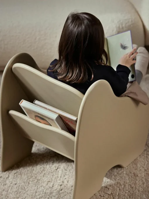 Holz-Loungekinderstuhl Slope mit Bücherregal