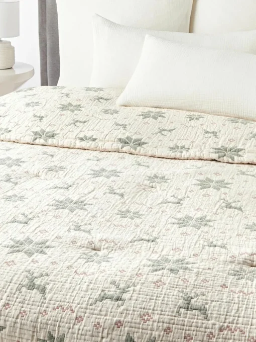 Jacquard-Tagesdecke Cianna mit Weihnachtsmuster