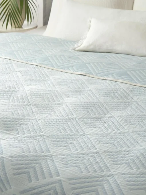 Jacquard-Tagesdecke Milano mit grafischem Muster
