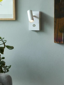 Kleine dimmbare LED-Wandleuchte Omari mit Stecker