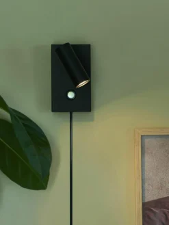 Kleine dimmbare LED-Wandleuchte Omari mit Stecker