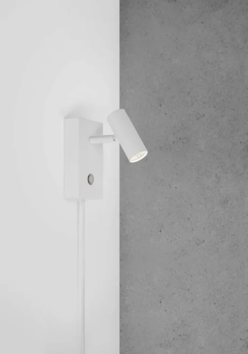 Kleine dimmbare LED-Wandleuchte Omari mit Stecker