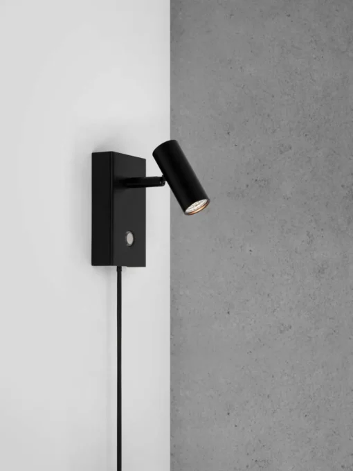 Kleine dimmbare LED-Wandleuchte Omari mit Stecker