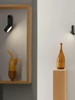 Kleine LED-Wandleuchte Toggle mit verstellbarem Lampenschirm