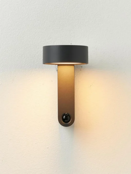 Kleine LED-Wandleuchte Toggle mit verstellbarem Lampenschirm